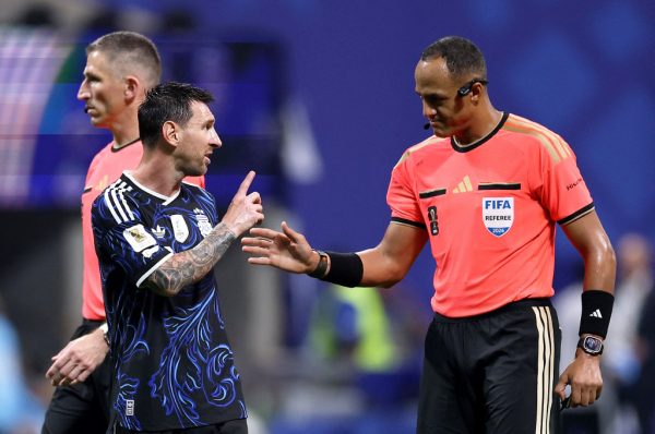Ismail Elfath arbitre marocain discutant avec Lionel Messi pendant la demi-finale Argentine-Angleterre du Mondial 2026 à Atlanta