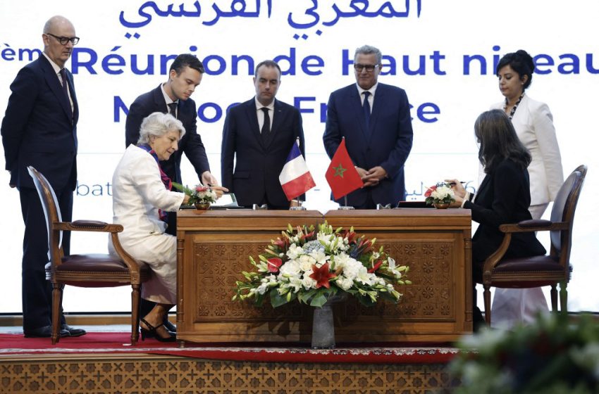 Responsables français et marocains signant des accords lors d'une réunion officielle à Rabat
