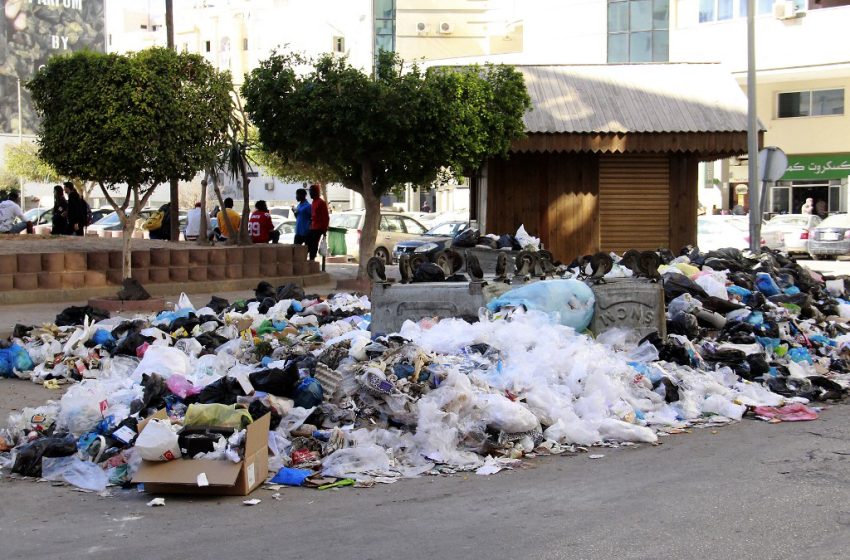 Déchets abandonnés sur une rue de Sfax en Tunisie