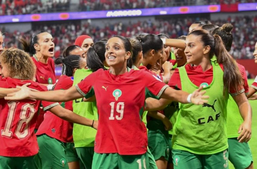 L’équipe du Maroc célèbre sa victoire face à l’Afrique du Sud, avec Sakina Ouzraoui au centre.