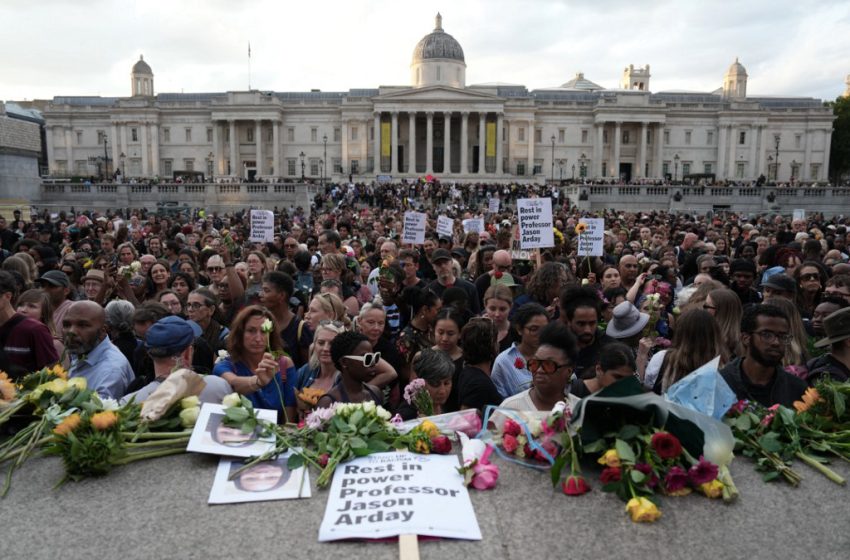 Des personnes déposent des fleurs en hommage à Jason Arday à Trafalgar Square à Londres.