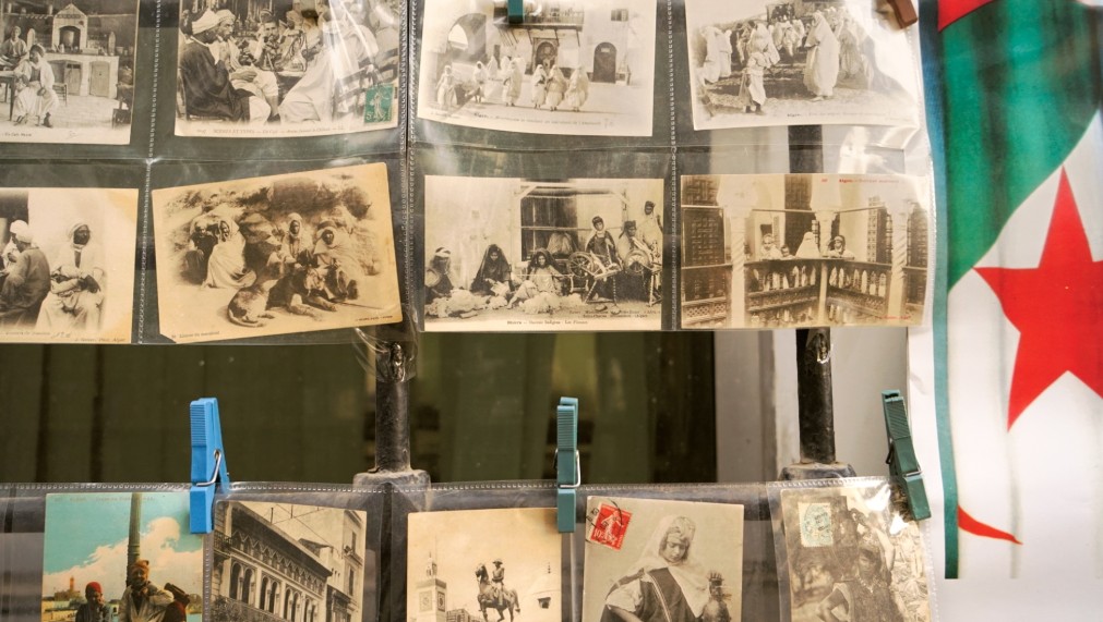 Photogramme du Roman algérien – Chapitre 1 de Katia Kameli, œuvre vidéo de 2016.