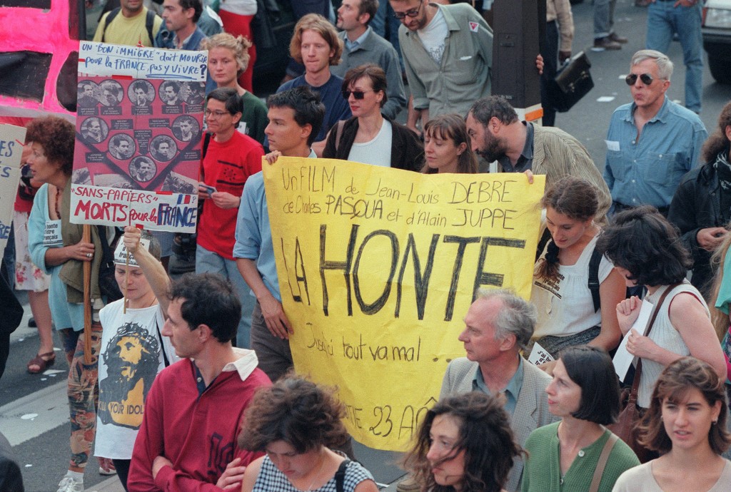 Plusieurs milliers de personnes manifestent à Paris en soutien aux sans-papiers expulsés de l'église Saint-Bernard en 1996.