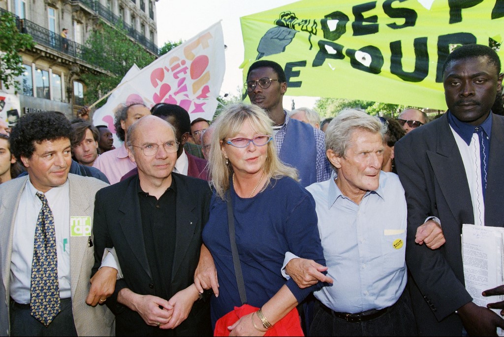 Mouloud Aounit, Mgr Gaillot, Marina Vlady et Léon Schwartzenberg lors d'une manifestation de soutien aux sans-papiers à Paris en 1996.