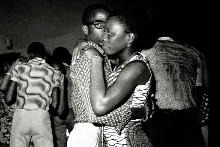 Paul Kodjo, photographie (réencadrée) d'une soirée dansante à Abidjan dans les années 1970 (réencadrée)