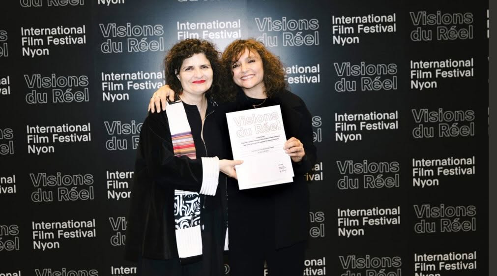 Dima El-Horr recevant le Prix Zonta pour son documentaire Et les poissons volent au-dessus de nos têtes.