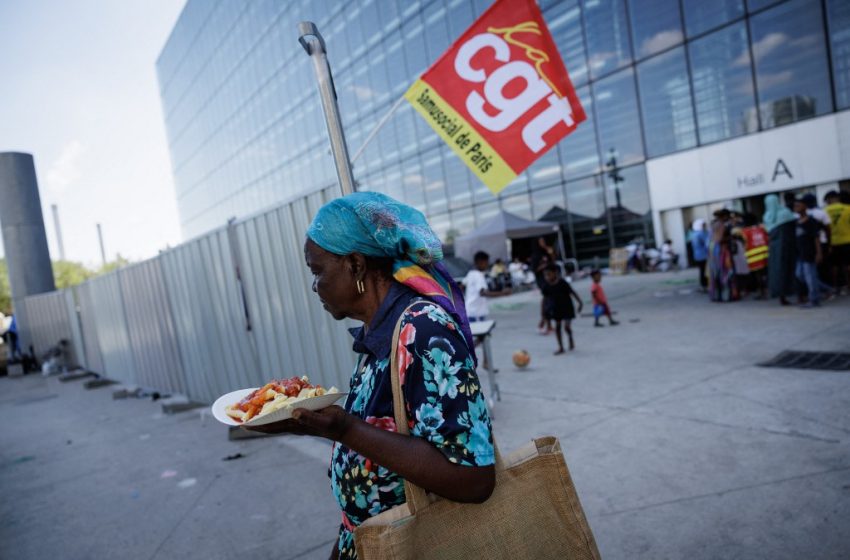 Personnes sans-abri sur le parvis du Samu social de Paris
