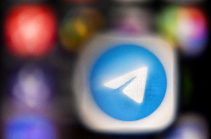 Logo de Telegram sur l’écran d’un smartphone, illustration d’une enquête sur des communautés masculinistes en ligne.