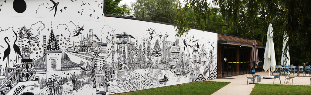 Fresque murale en noir et blanc de Chourouk Hriech sur un bâtiment du Parc des Oiseaux.