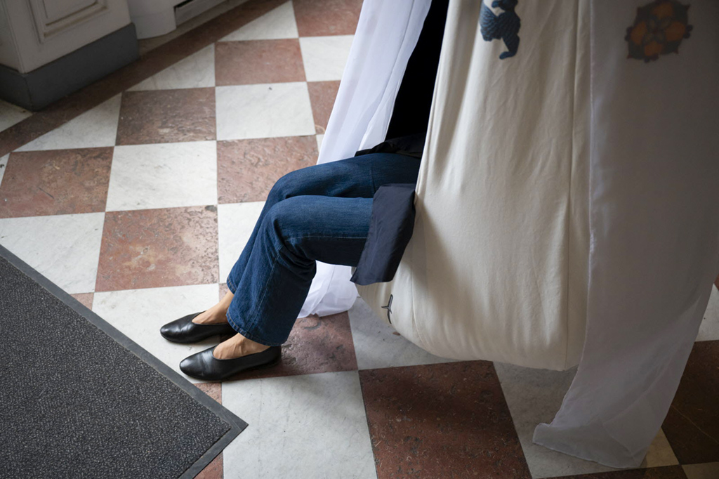 Une visiteuse dans un hamac de l’installation de Lucia Kagramanyan au musée des Tissus à Lyon.