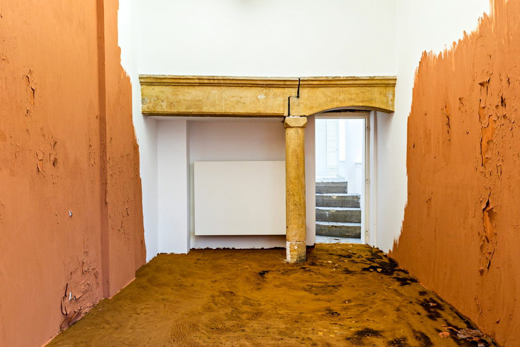Installation de l’exposition Degrés Est d’Ouassila Arras au Frac Lorraine à Metz en 2022.