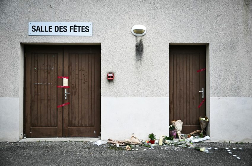 Fleurs déposées devant la salle des fêtes de Crépol après la mort de Thomas Perotto