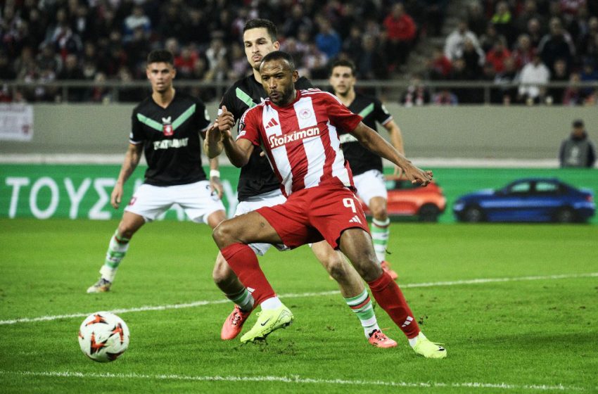 Ayoub El Kaabi sous le maillot de l'Olympiacos lors d'un match de Ligue Europa face au FC Twente en décembre 2024.