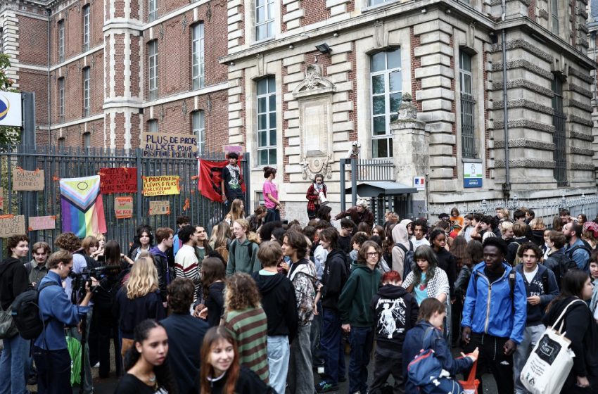 Élèves participant au blocage du lycée international Montebello à Lille le 29 septembre 2026