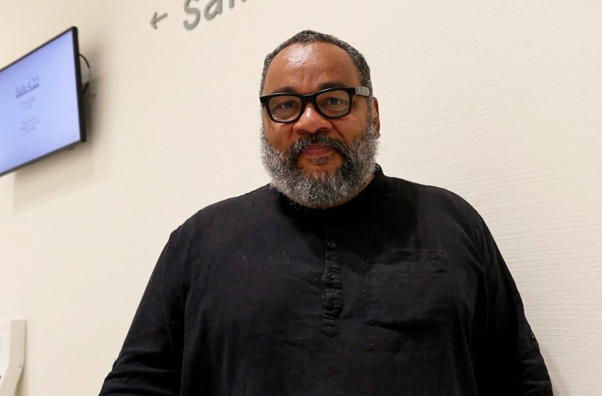 Dieudonné Mbala Mbala quitte le tribunal à Paris après son procès