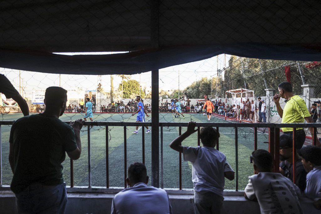 Spectateurs lors du match d’ouverture de la Coupe des mille martyrs à Deir al-Balah, dans la bande de Gaza