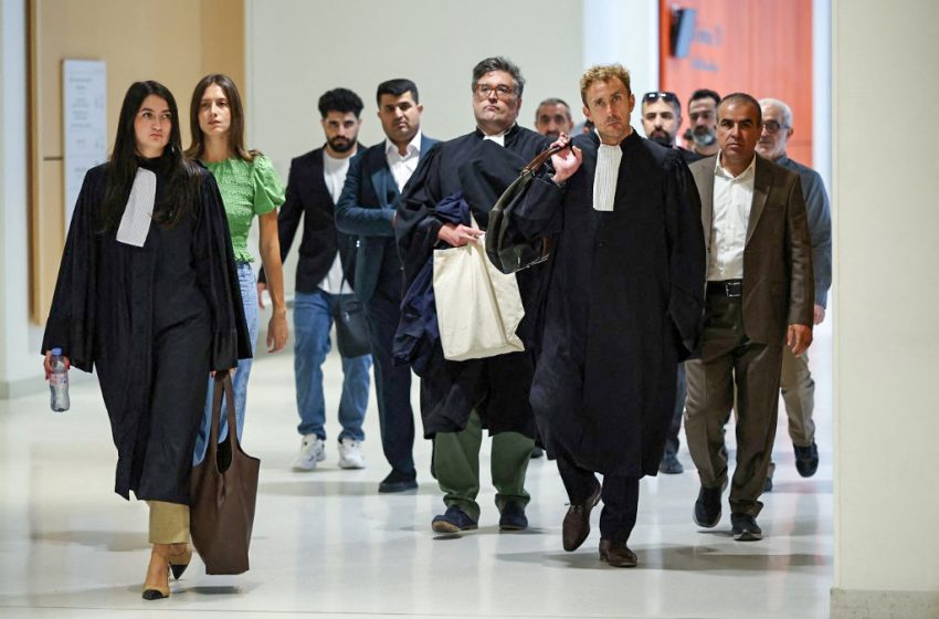 Avocat Matthieu Chirez et proches de victimes au procès du naufrage de migrants dans la Manche à Paris