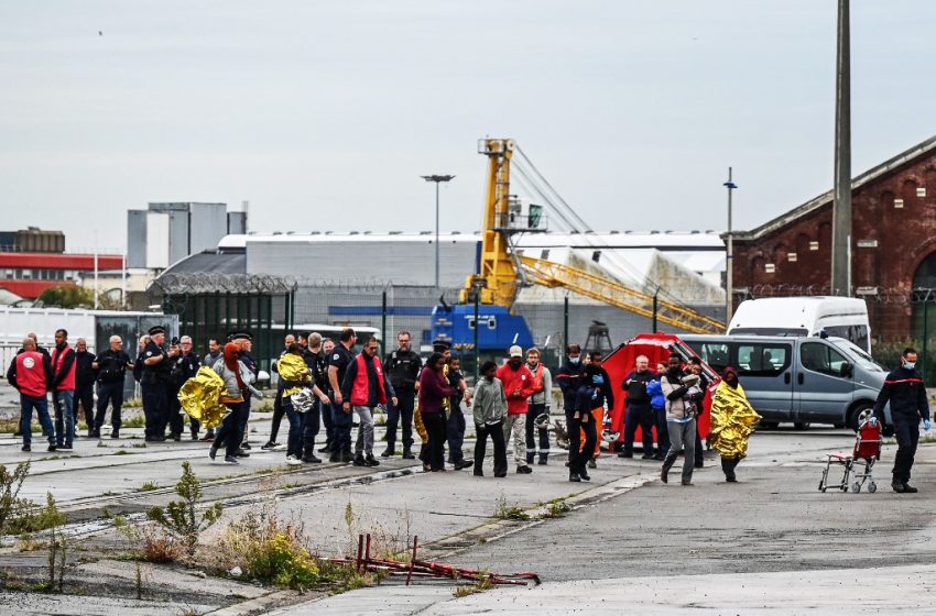 Des rescapés débarquent d’un bateau après le naufrage d’une embarcation de migrants dans la Manche