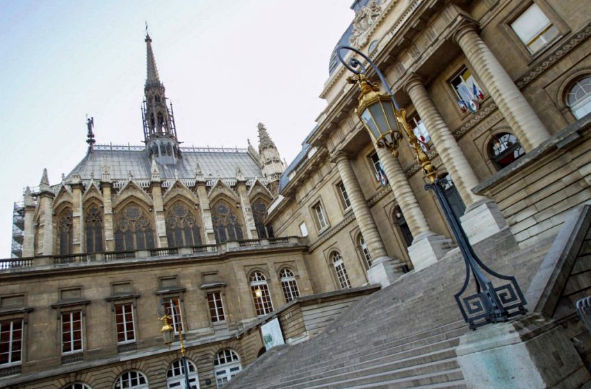 Vue de la facade principale du palais de justice de Paris
