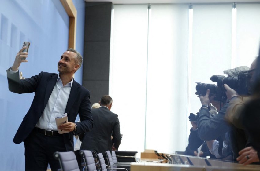 Ulrich Siegmund prend un selfie avec la presse à Berlin après la victoire de l'AfD en Saxe-Anhalt