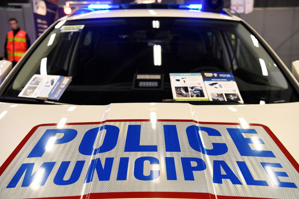 « Bougnoules », « nègres », « singes » : le RN exclut un policier de Carcassonne