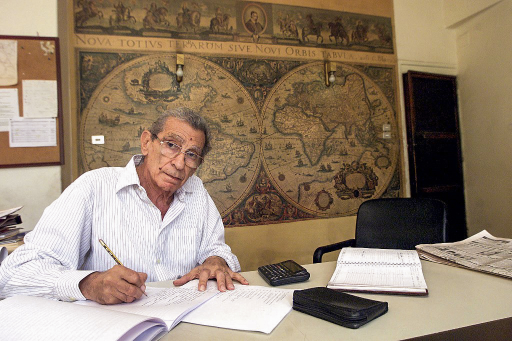 Youssef Chahine pose dans son bureau au Caire en 2001.