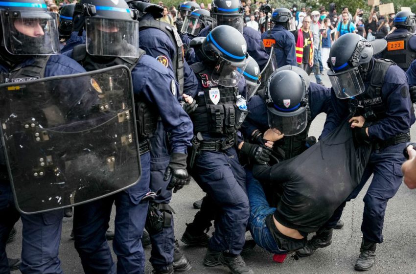 Un policier interpelle un manifestant lors de la dispersion d'un rassemblement.