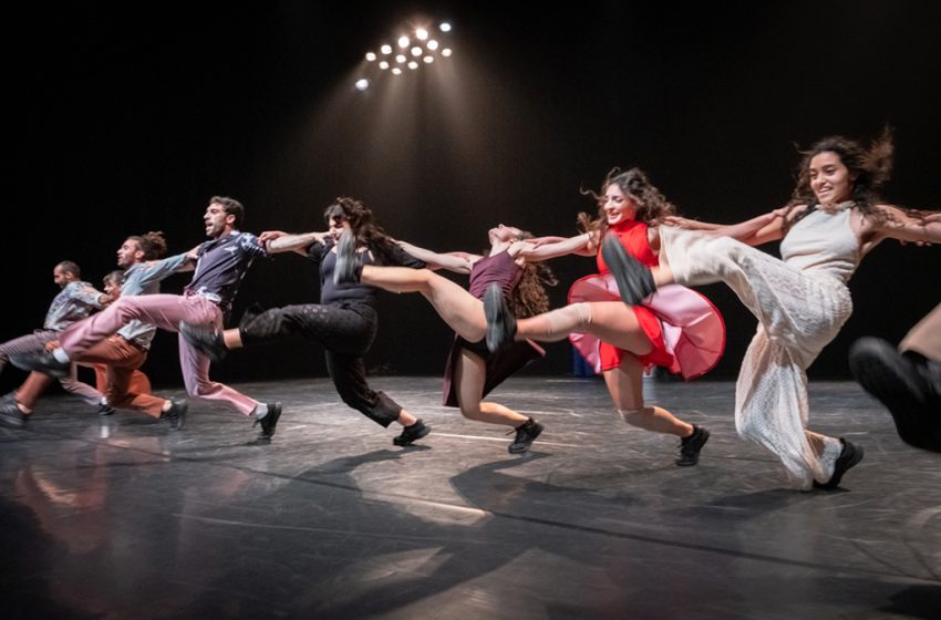 Les danseurs de Badke (remix) sur scène lors d’une représentation du spectacle.