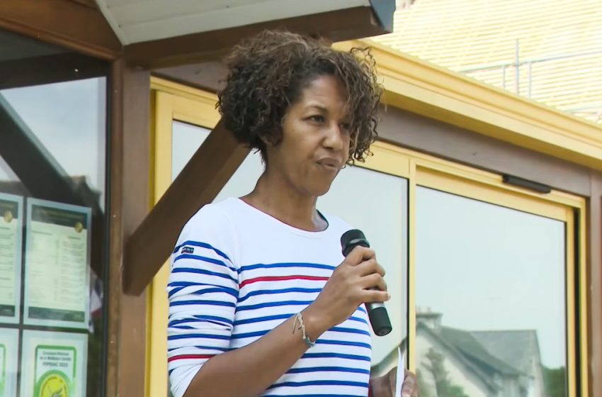 Joëlle Dambo au micro devant les participants au rassemblement de soutien à Gomené, le 19 juillet 2026.
