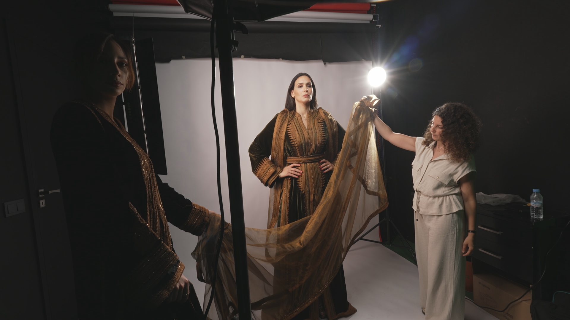 La styliste Zineb El Ghazali avec un mannequin