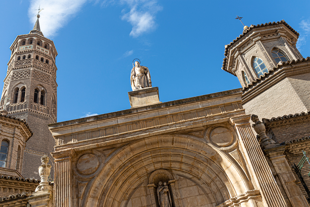 Partie de la façade de l’église San Pablo à Saragosse, avec son clocher mudéjar à gauche.