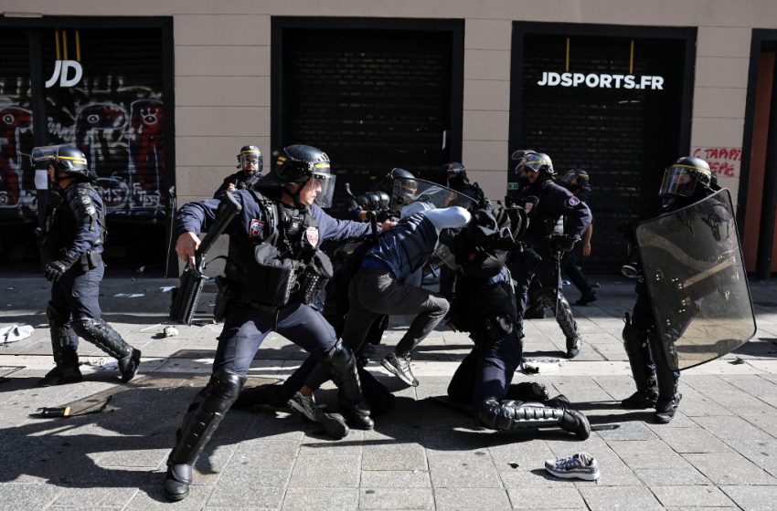 CRS interpellant un manifestant à Marseille.