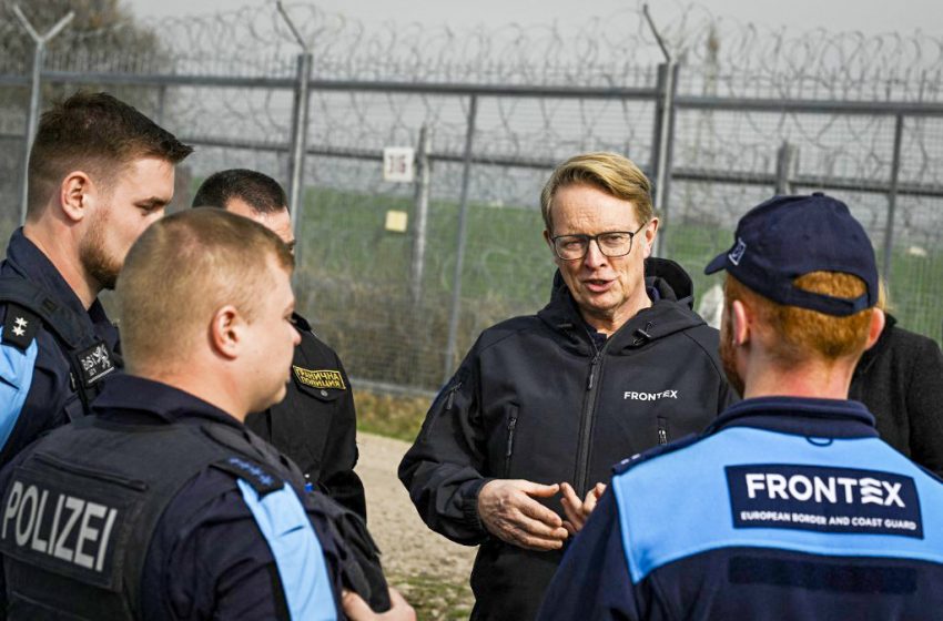 Hans Leijtens et des agents de Frontex à la frontière entre la Bulgarie et la Turquie.