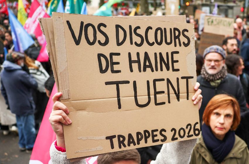 Un manifestant brandit une pancarte dénonçant les discours de haine lors d’une manifestation à Orléans, le 24 octobre 2026.