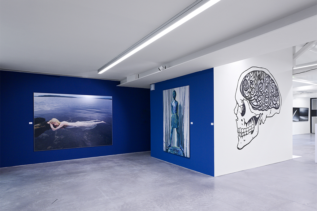 Crâne géant calligraphié par Mounir Fatmi, exposé au Musée régional d’art contemporain de Sérignan.