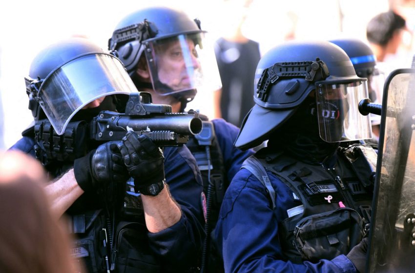 Policier utilisant un LBD lors d'une manifestation lycéenne à Bordeaux
