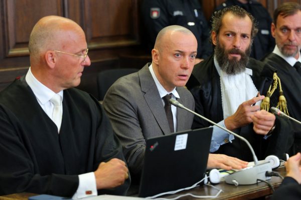 Serhii K. entouré de ses avocats avant l’ouverture de son procès sur le sabotage des gazoducs Nord Stream à Hambourg.