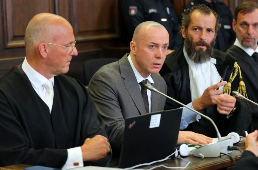 Serhii K. entouré de ses avocats avant l’ouverture de son procès sur le sabotage des gazoducs Nord Stream à Hambourg.