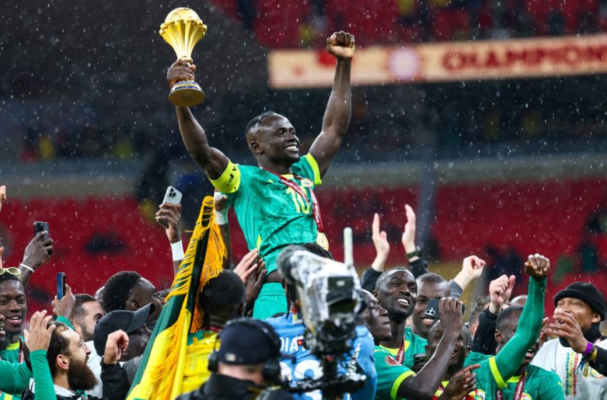 Joueurs du Sénégal avec le trophée de la CAN 2025