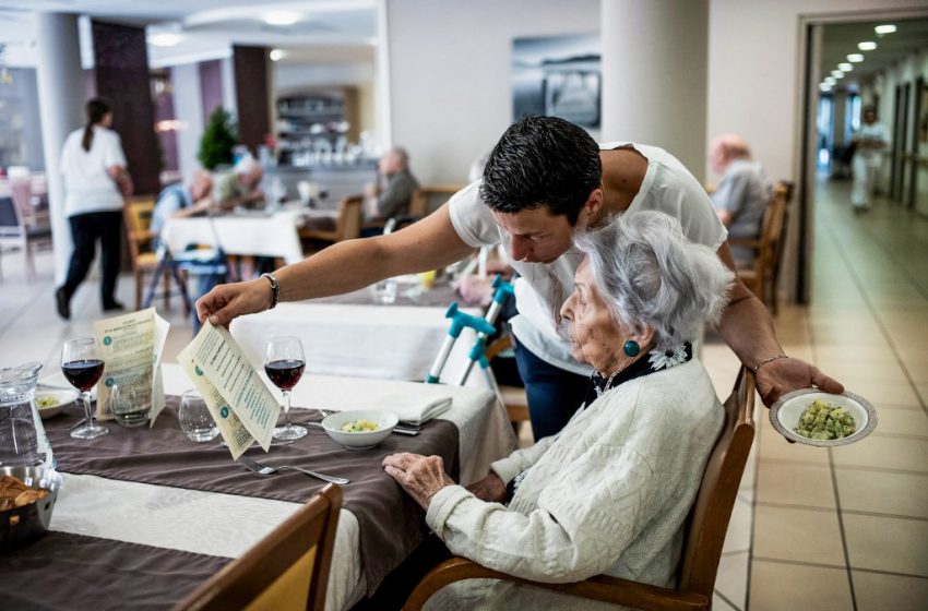Travailleur du secteur médico-social accompagnant une personne âgée