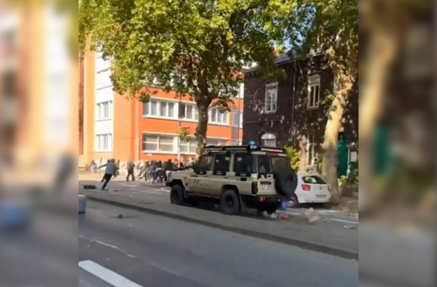 Alt text : Véhicule de police au milieu de lycéens à Dunkerque.